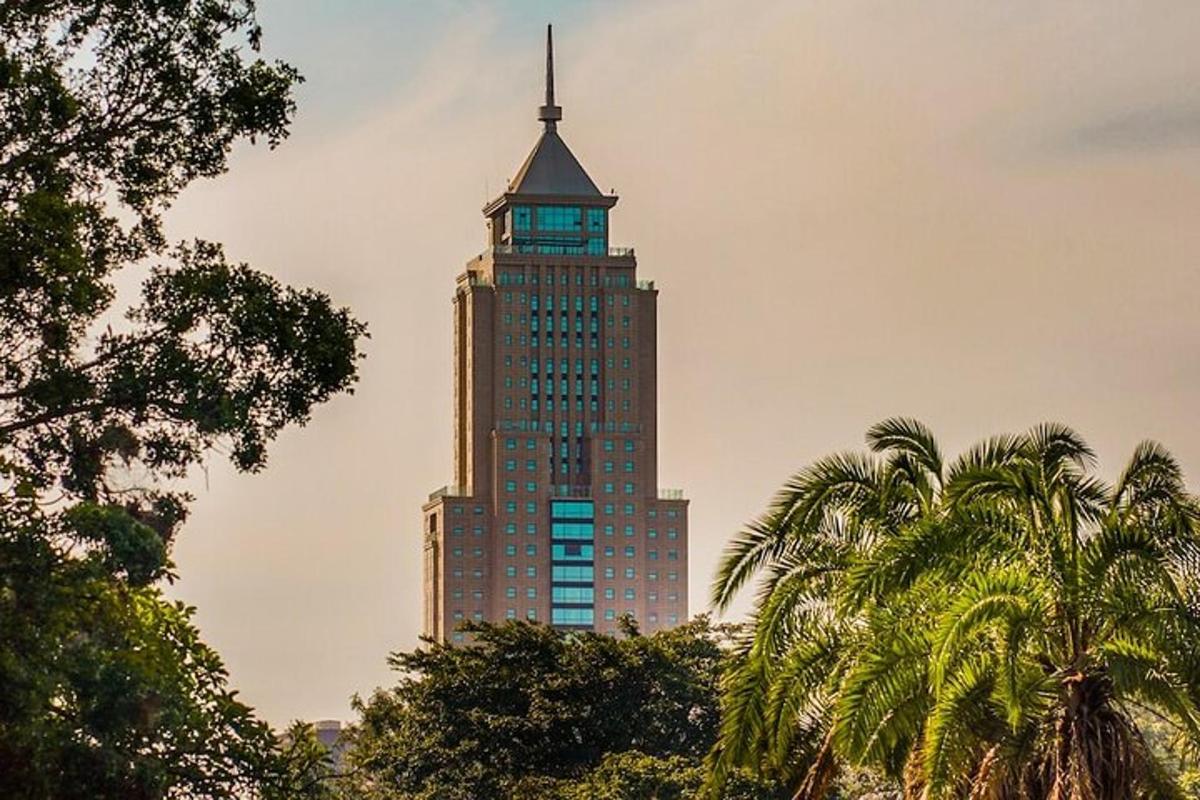 sebuah bangunan tinggi dengan menara di atasnya