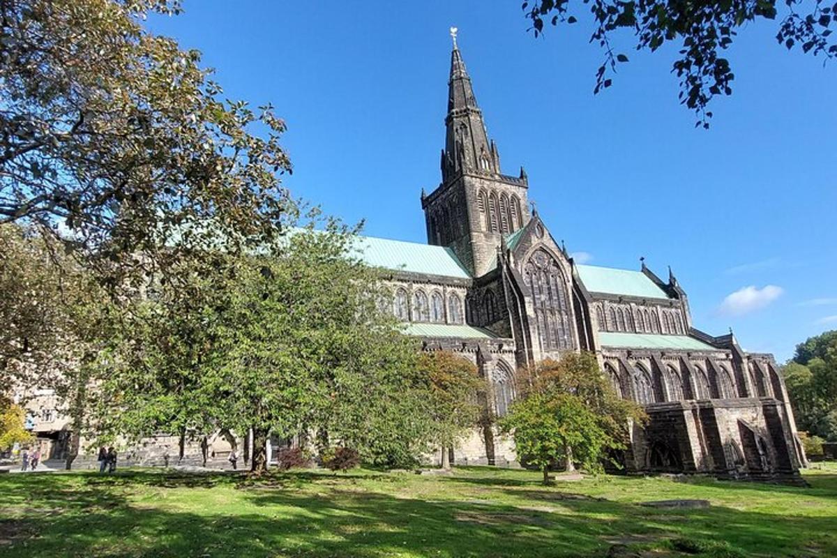 uma grande catedral com um campanário em um campo verde