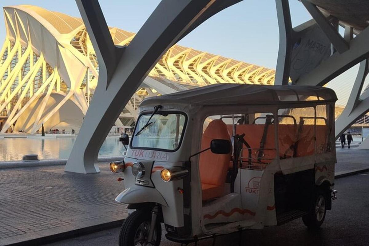 egy kis golfkocsi parkolt egy híd alatt