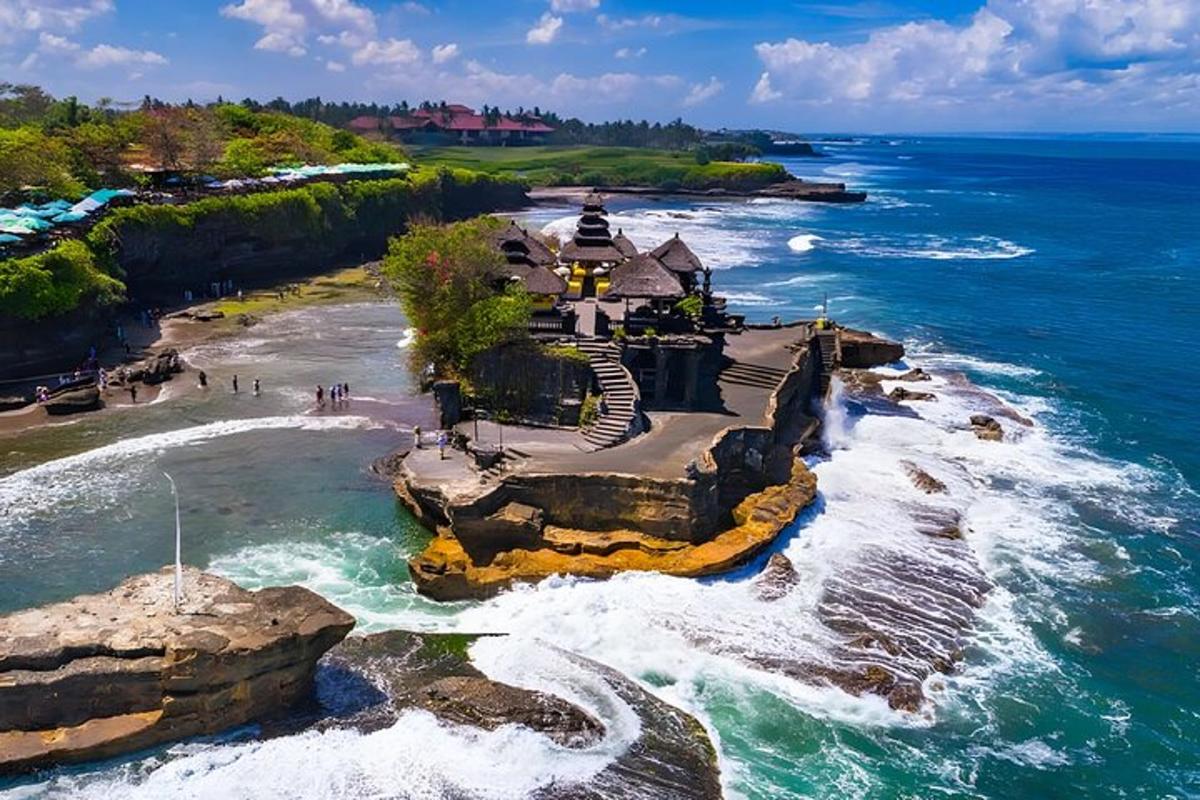 una vista aerea di una spiaggia con un faro