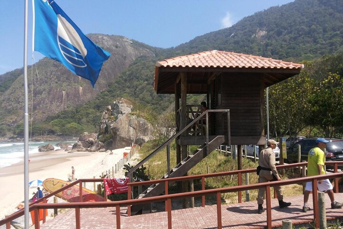 dřevěná chatrč s vlajkou na pláži
