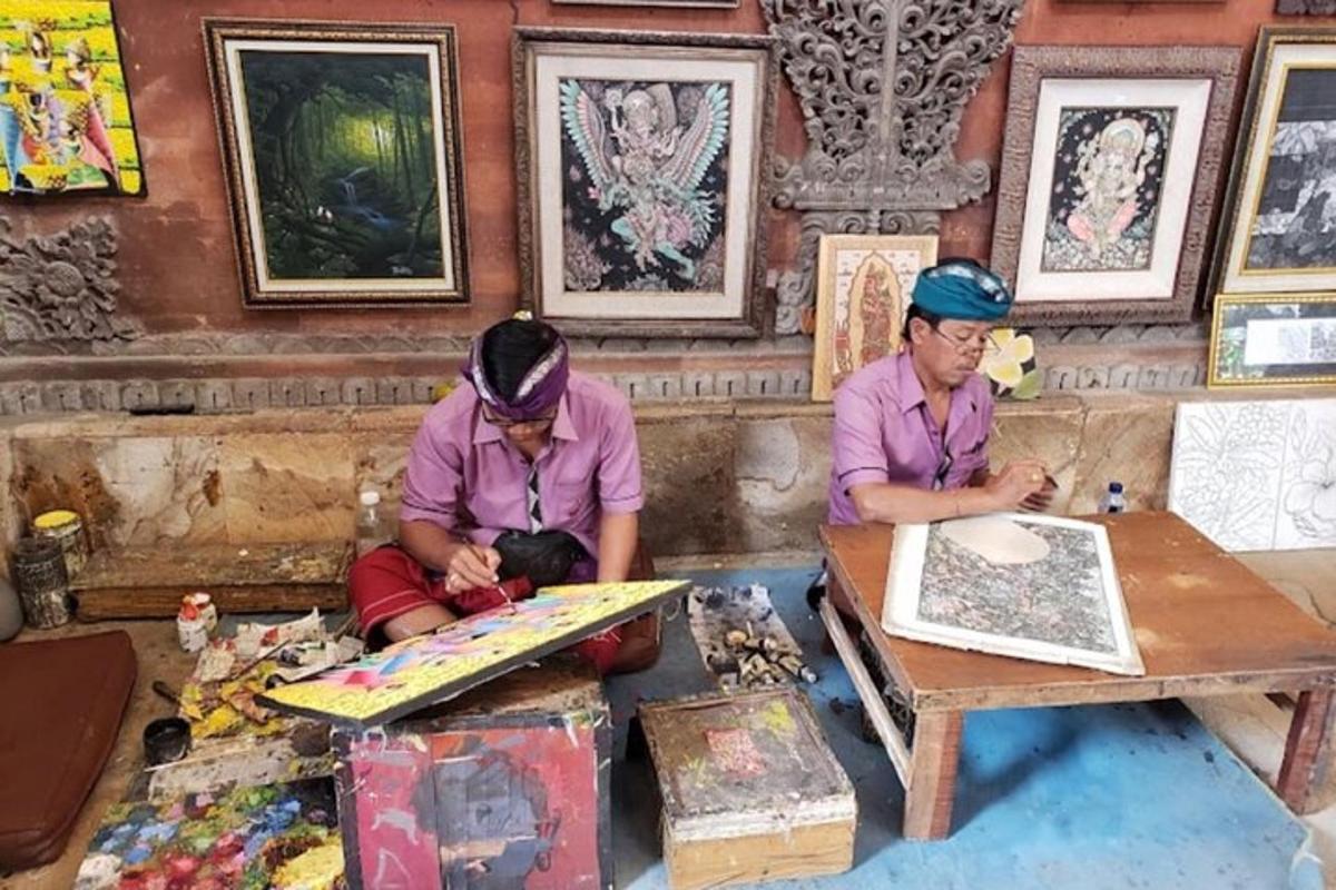 二人の男性がテーブルに座って絵を描いている