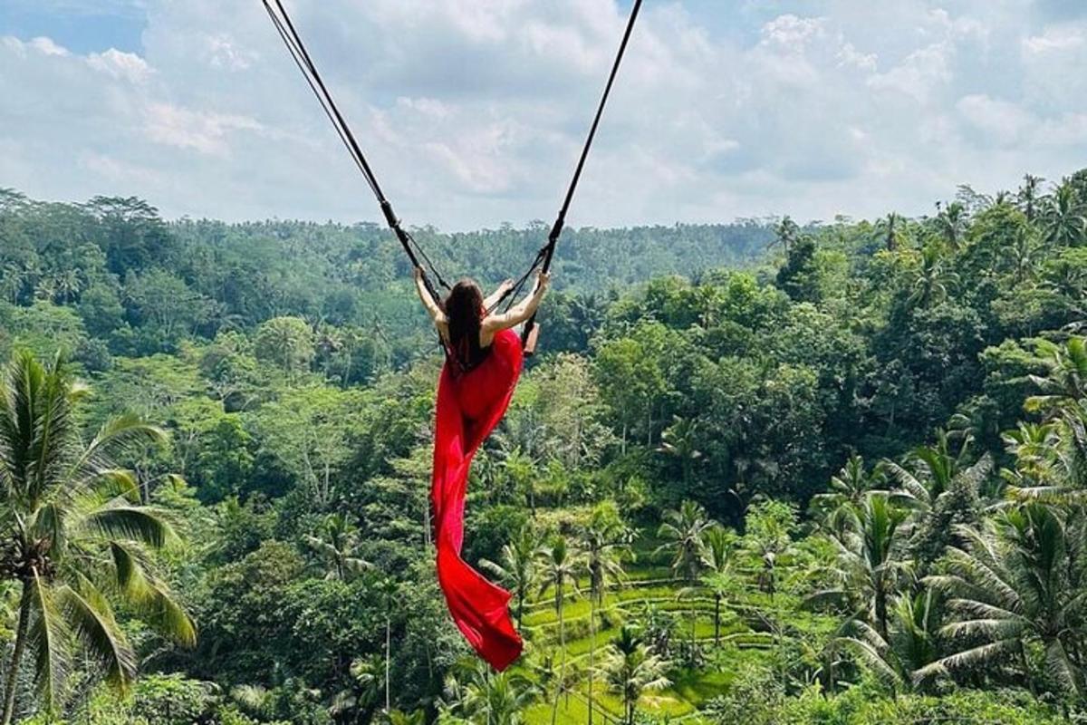 žena sa hojdá na zipline v džungli