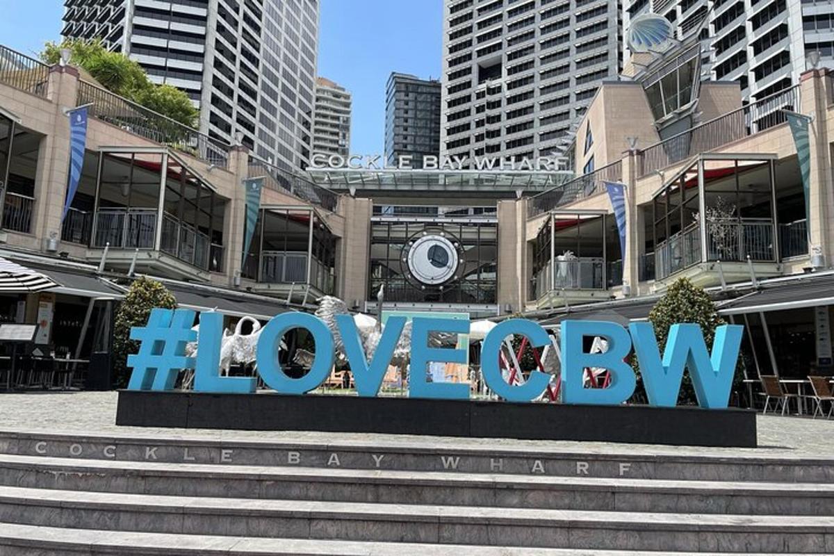 tanda untuk papan tanda hollywood di hadapan sebuah bangunan