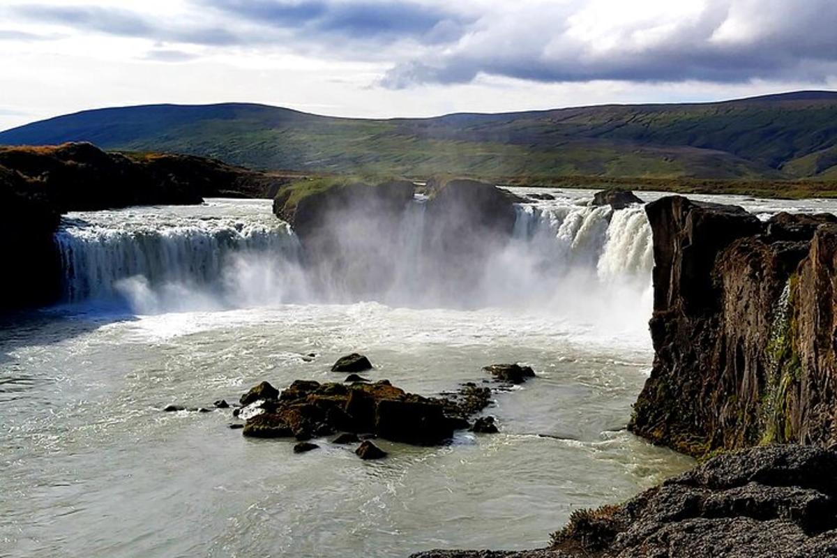 una cascada al mig d'una massa d'aigua
