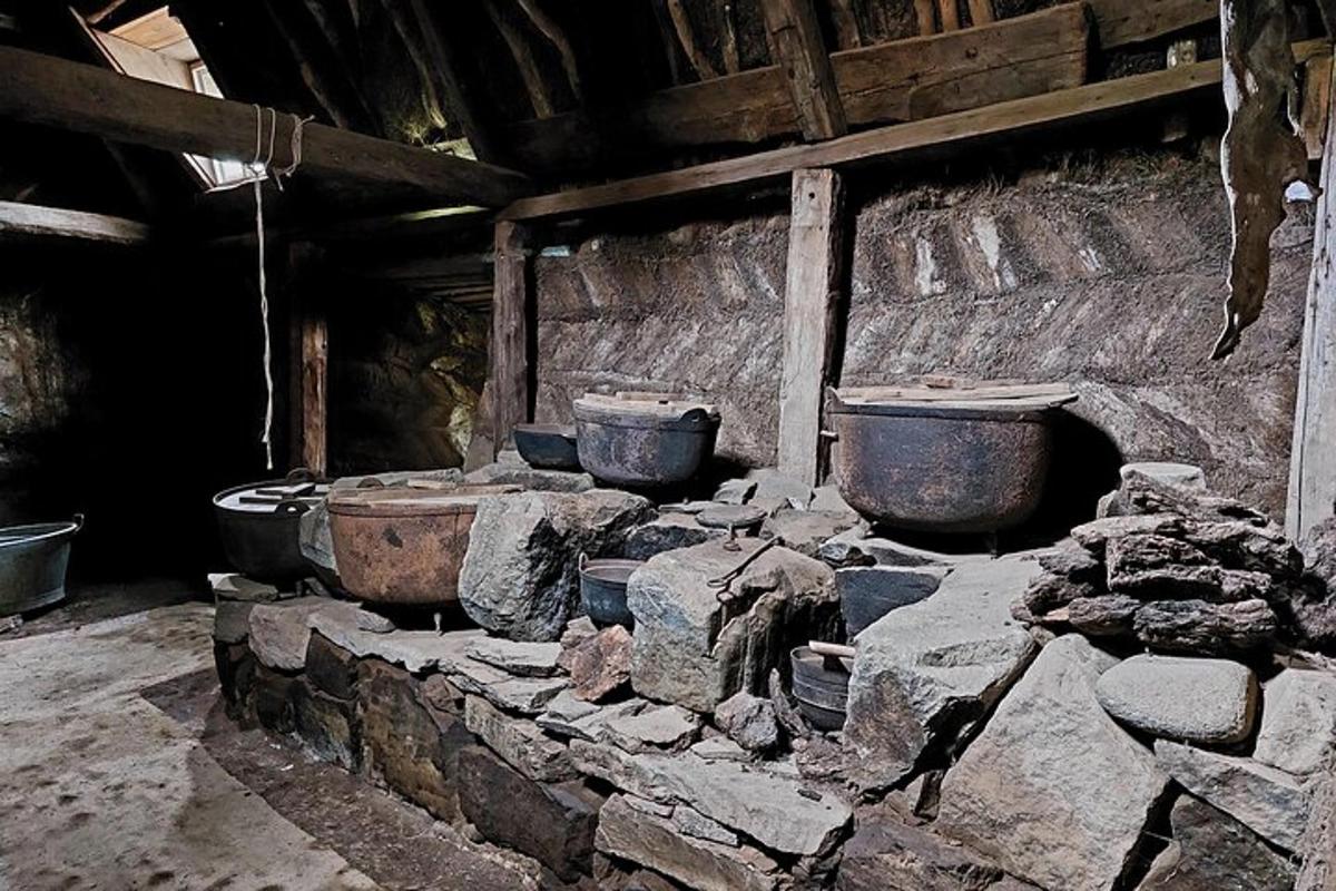 un edifici de pedra amb dos lavabos i dos lavabos