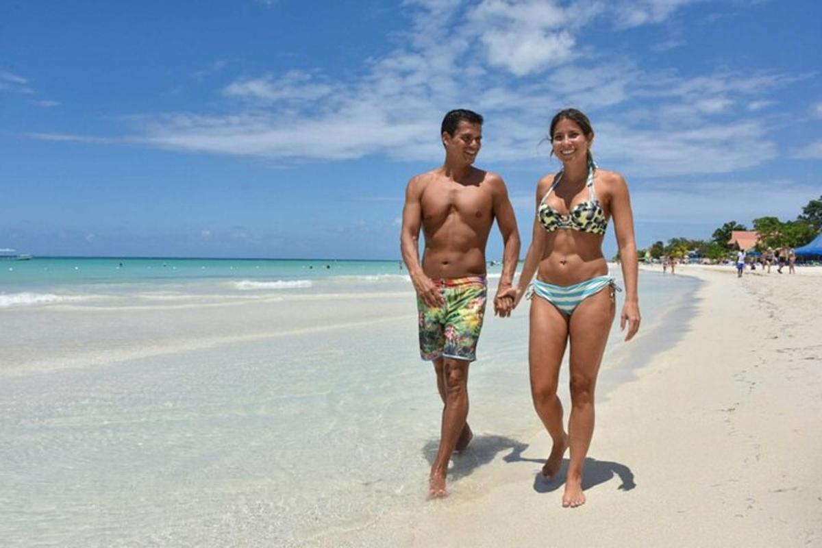 un uomo e una donna che camminano sulla spiaggia