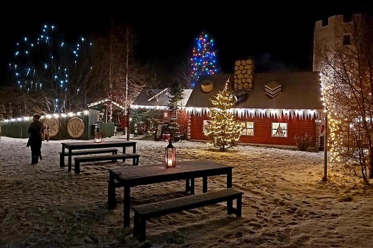 un grup de bancs davant d'un edifici amb llums de Nadal