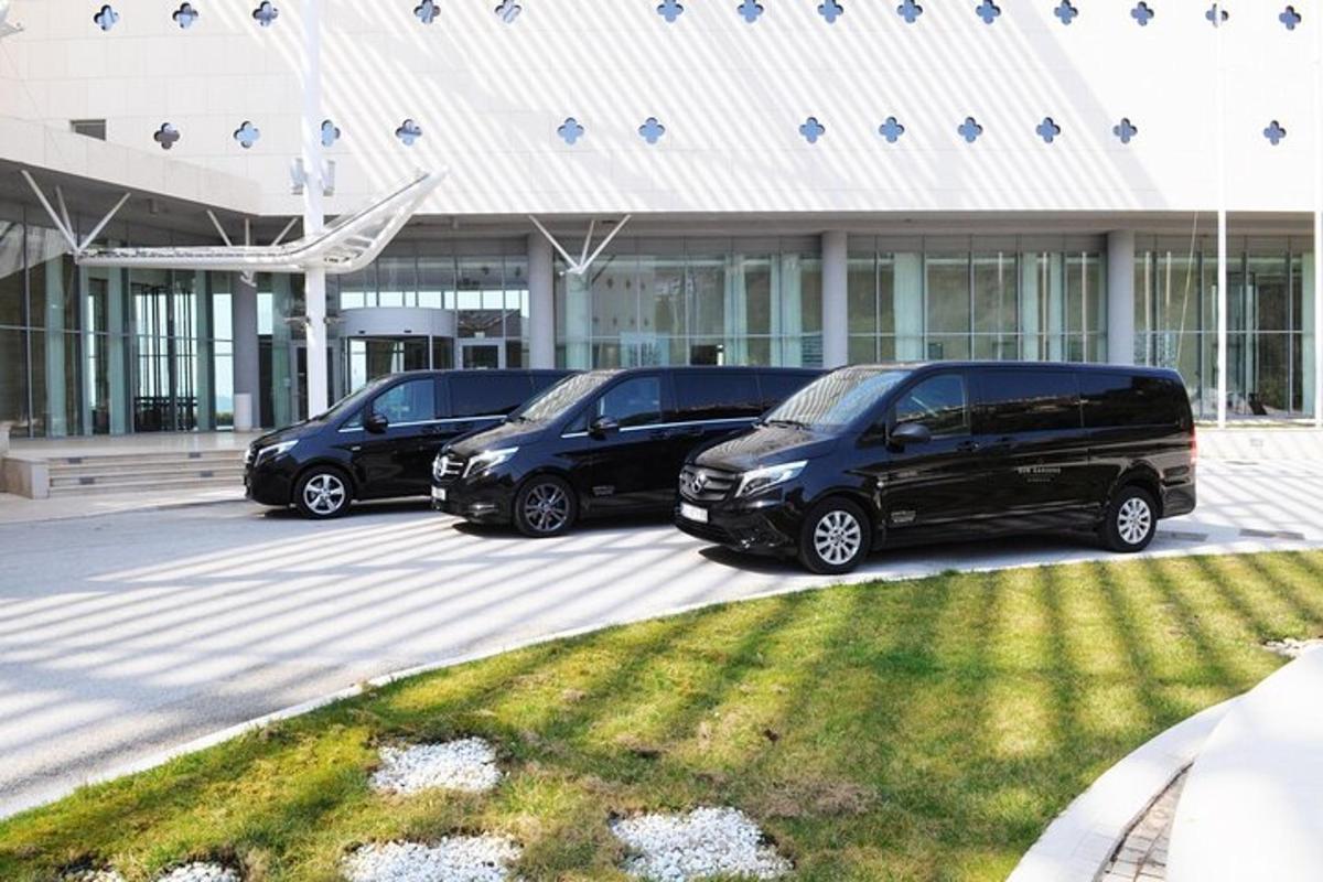 ba chiếc xe đậu trong bãi đậu xe trước một tòa nhà