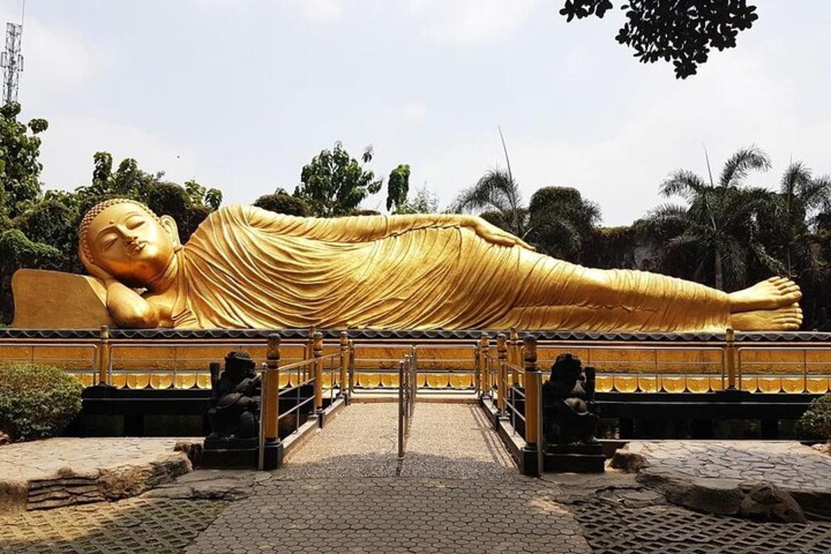 รูปปั้นทองคำขนาดใหญ่ของผู้หญิงนอนอยู่
