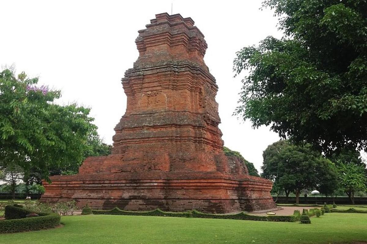 um grande monumento de tijolos em um parque com árvores