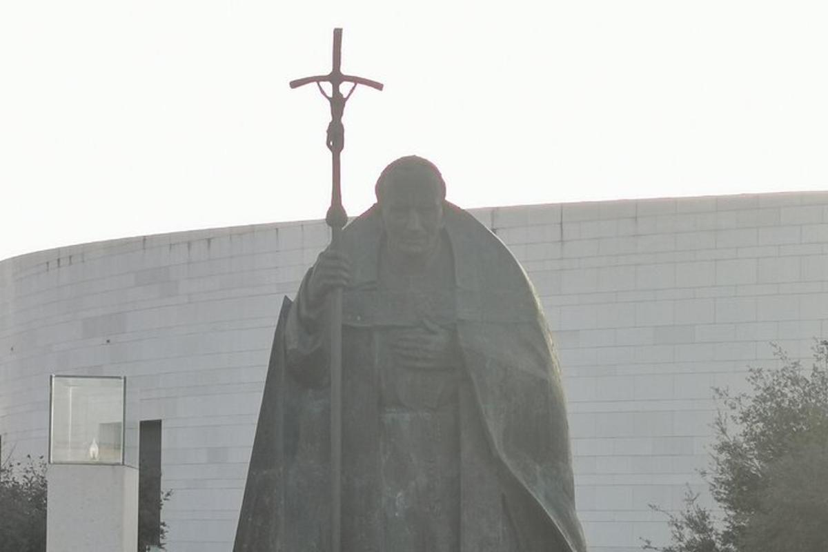 Una estatua de un Cristo Redentor sosteniendo una cruz