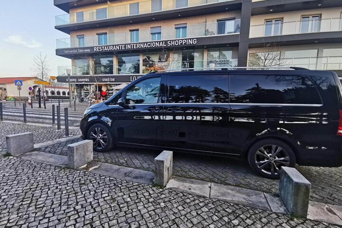 Una camioneta negra estacionada frente a un edificio