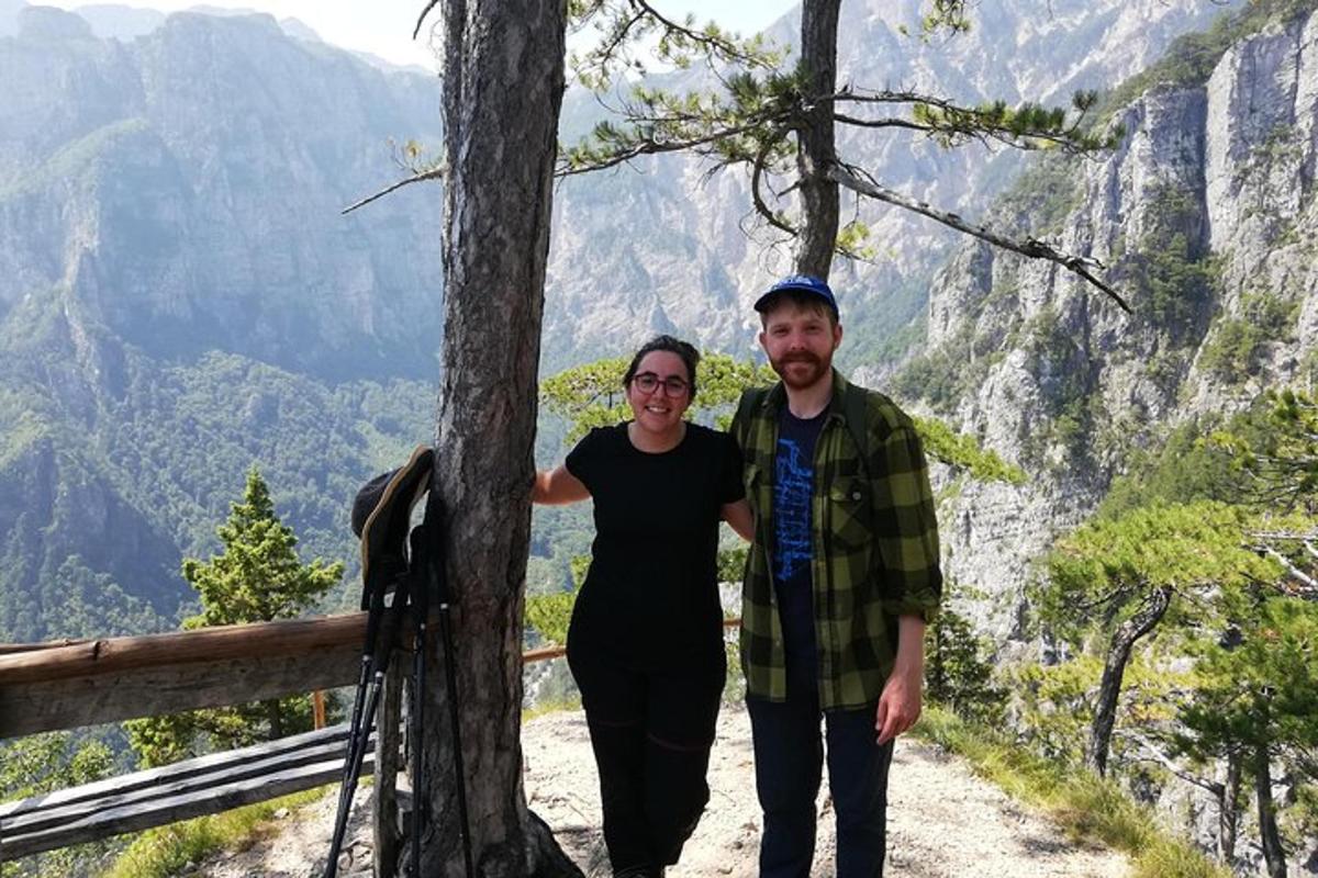 um homem e uma mulher em pé no topo de uma montanha