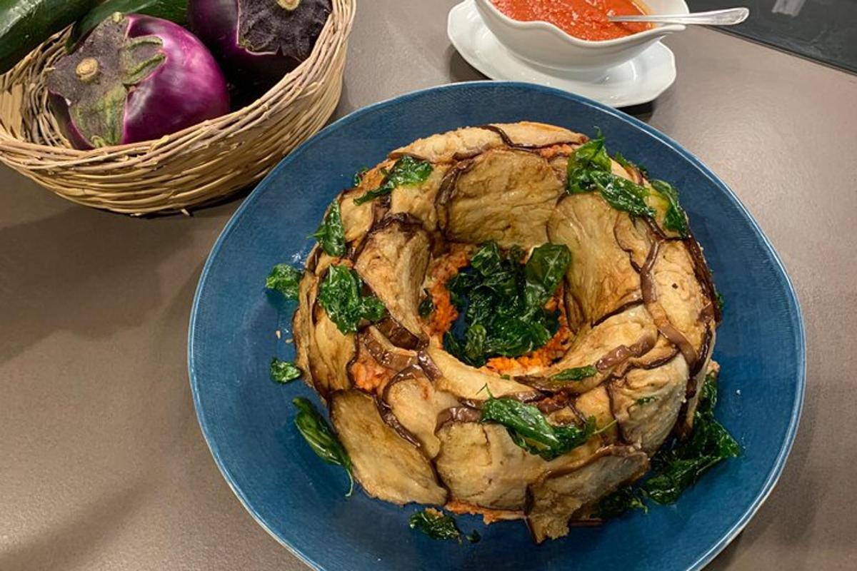 sepinggan makanan berwarna biru di atas meja