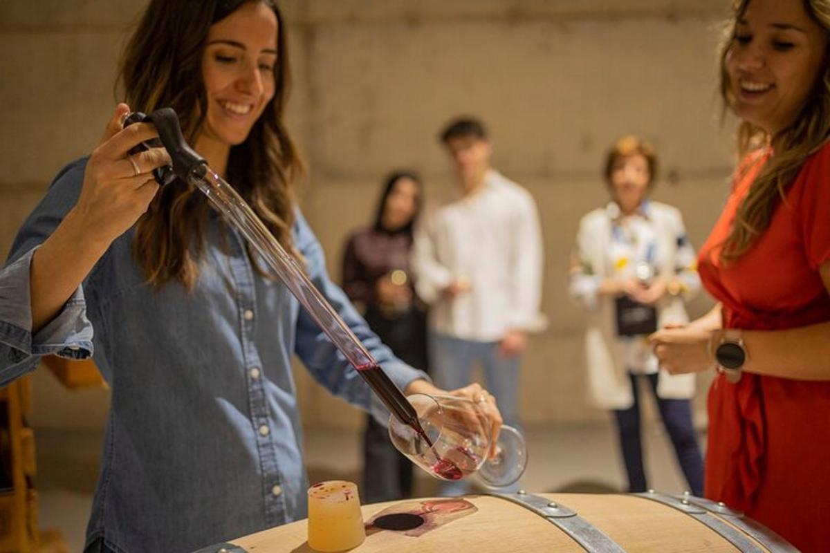 uma mulher está despejando vinho em uma taça