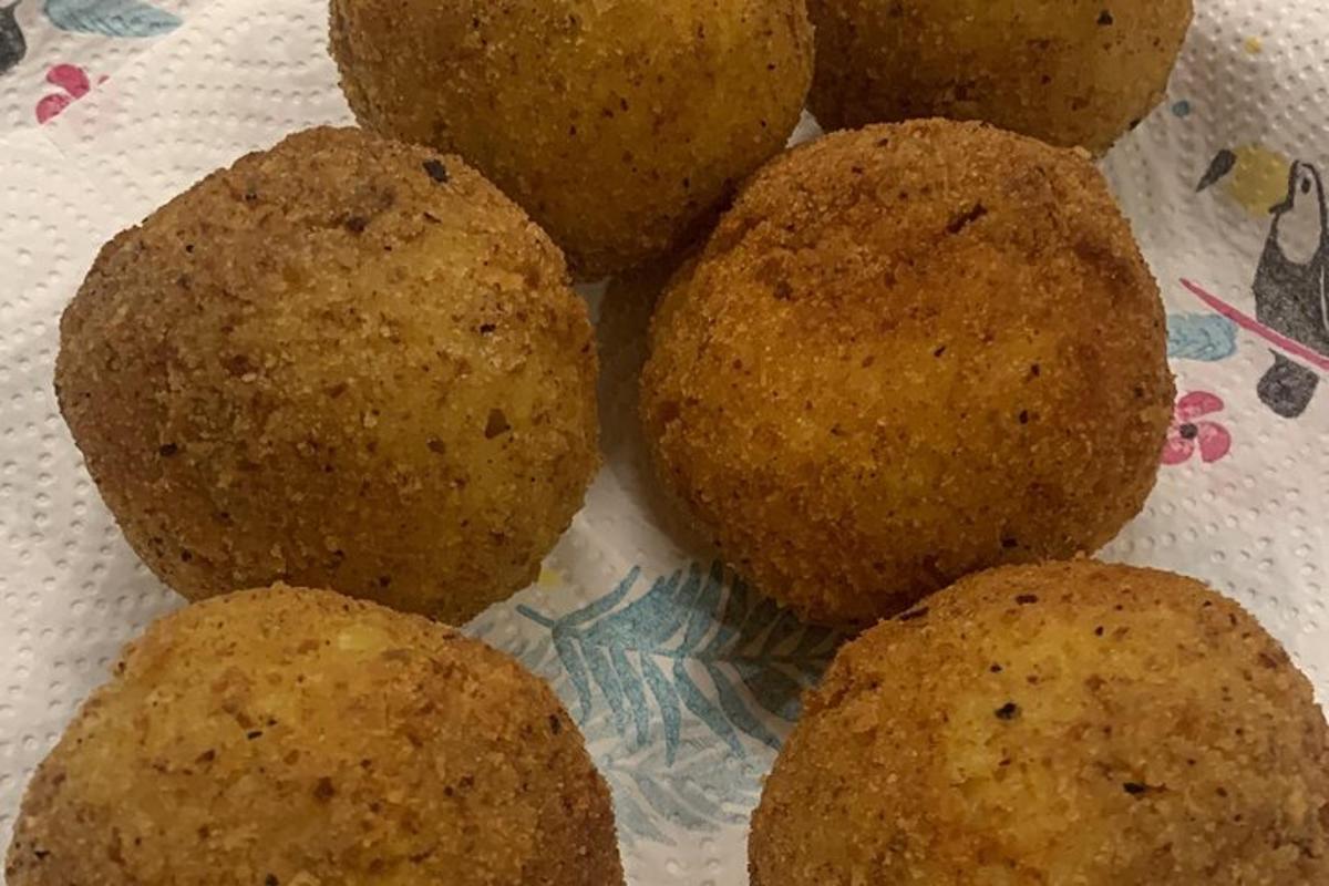 sekumpulan muffin duduk di atas tuala kertas
