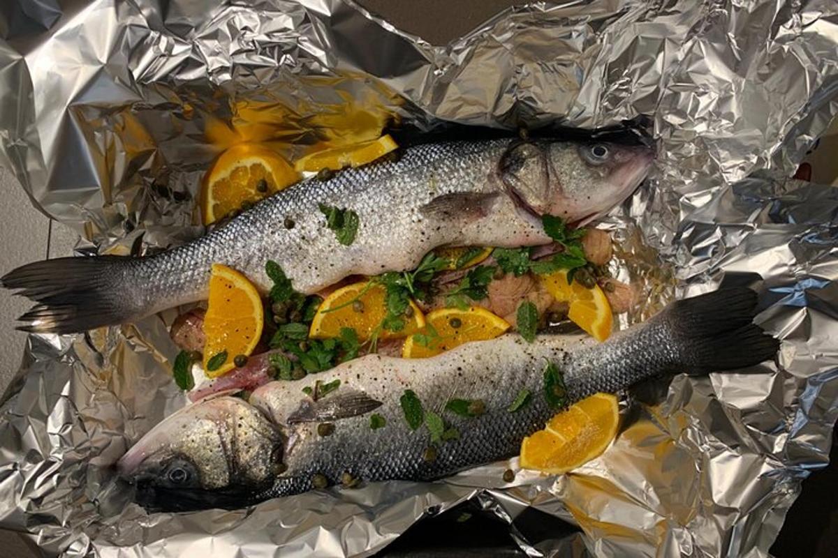 seekor ikan di atas kerajang timah