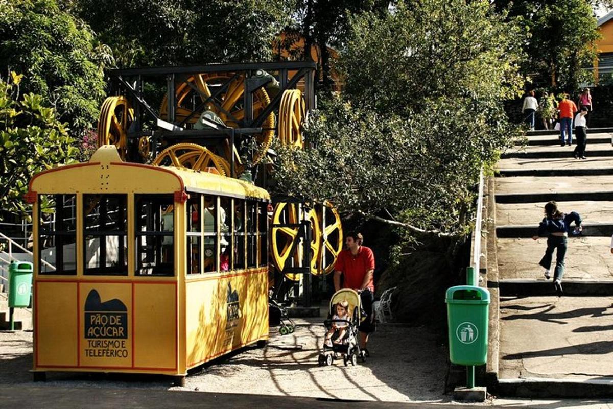 muž a muž s dítětem a autobus