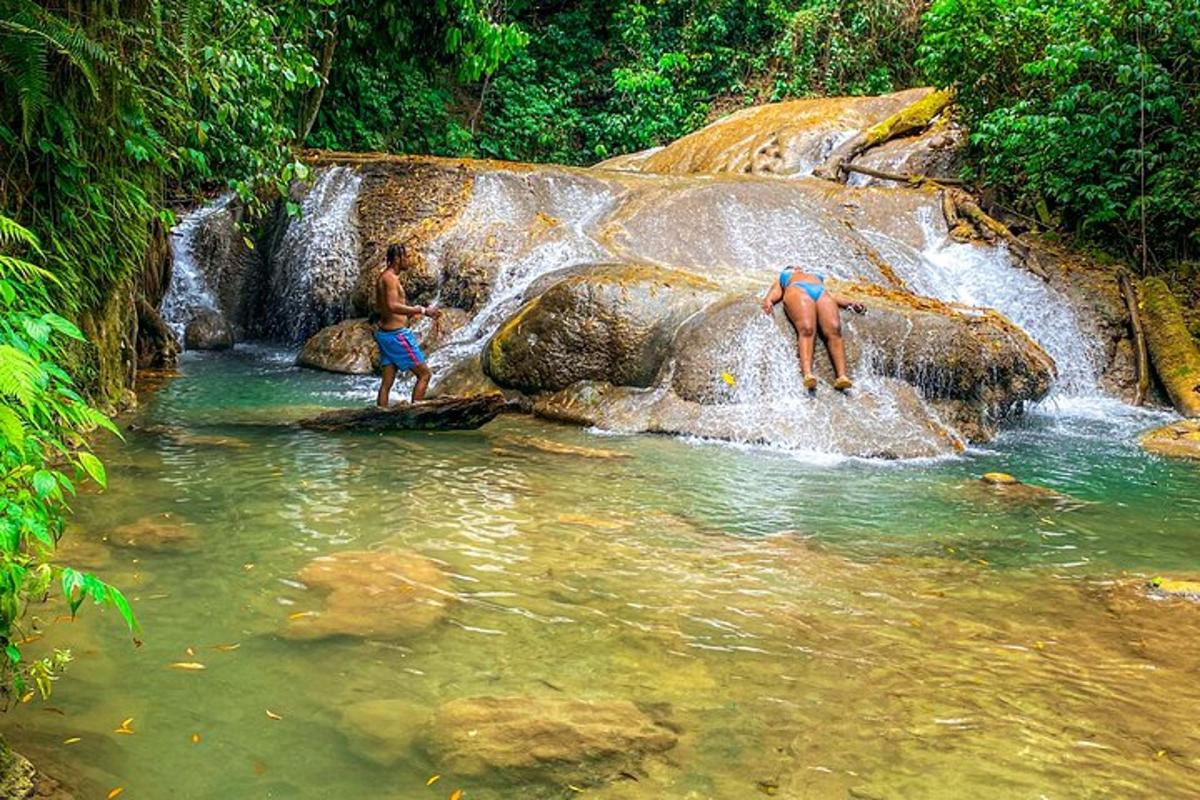 hai người đàn ông đang đứng trong một thác nước