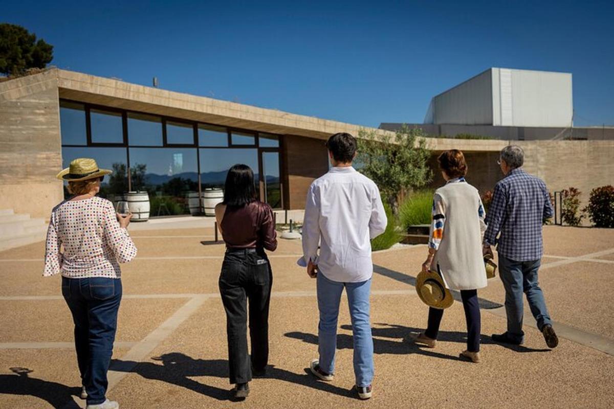 un grup de persones caminant per un aparcament