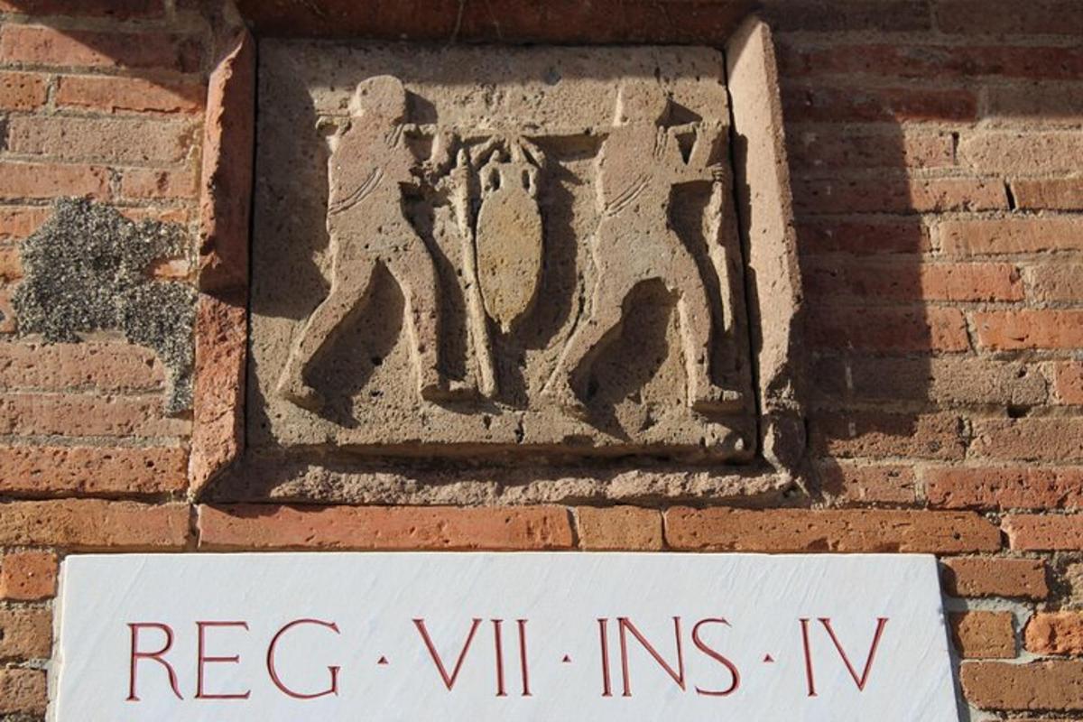 cedule na boku cihlové zdi s nápisem ARAX IVNSN