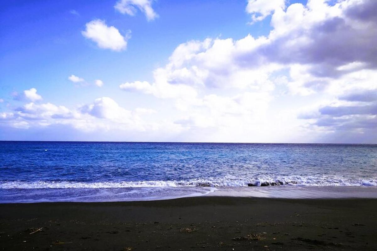 pantai dengan lautan dan langit yang mendung