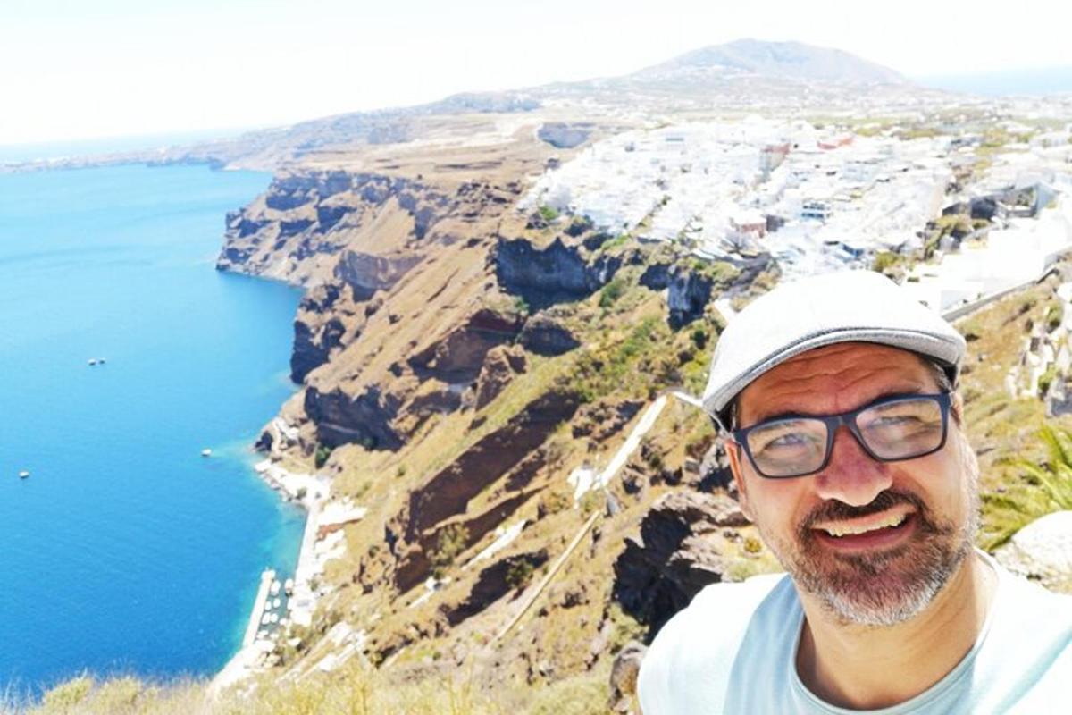 maður stendur á fjallstindi