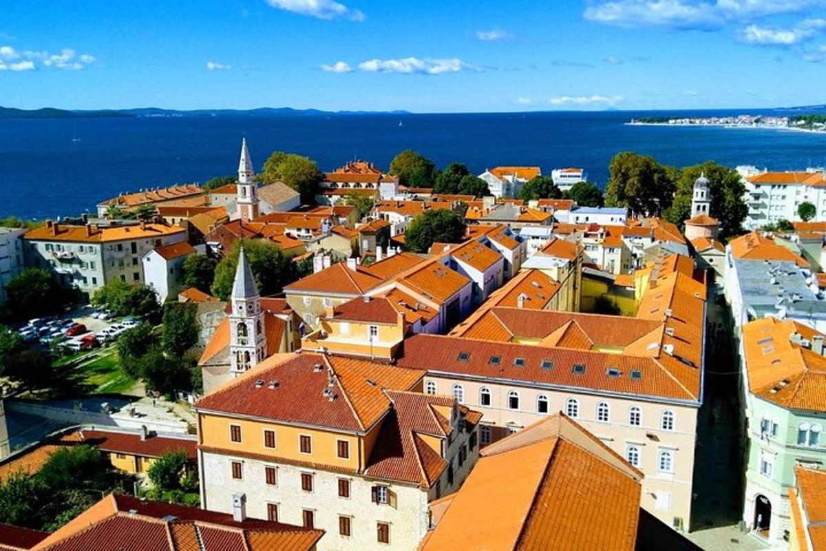 Letecký pohled na město s oranžovými střechami