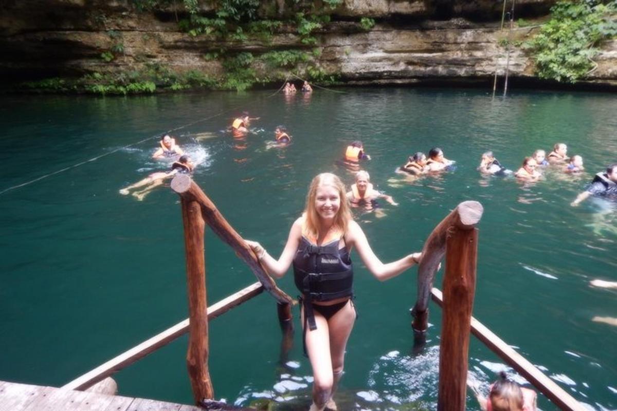 uma garota parada em uma ponte na água