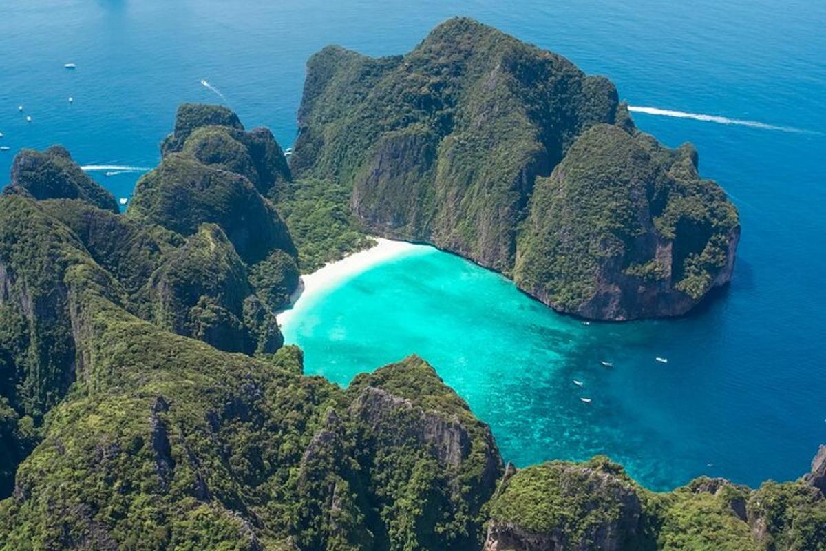 2つの山の間にあるビーチの航空写真