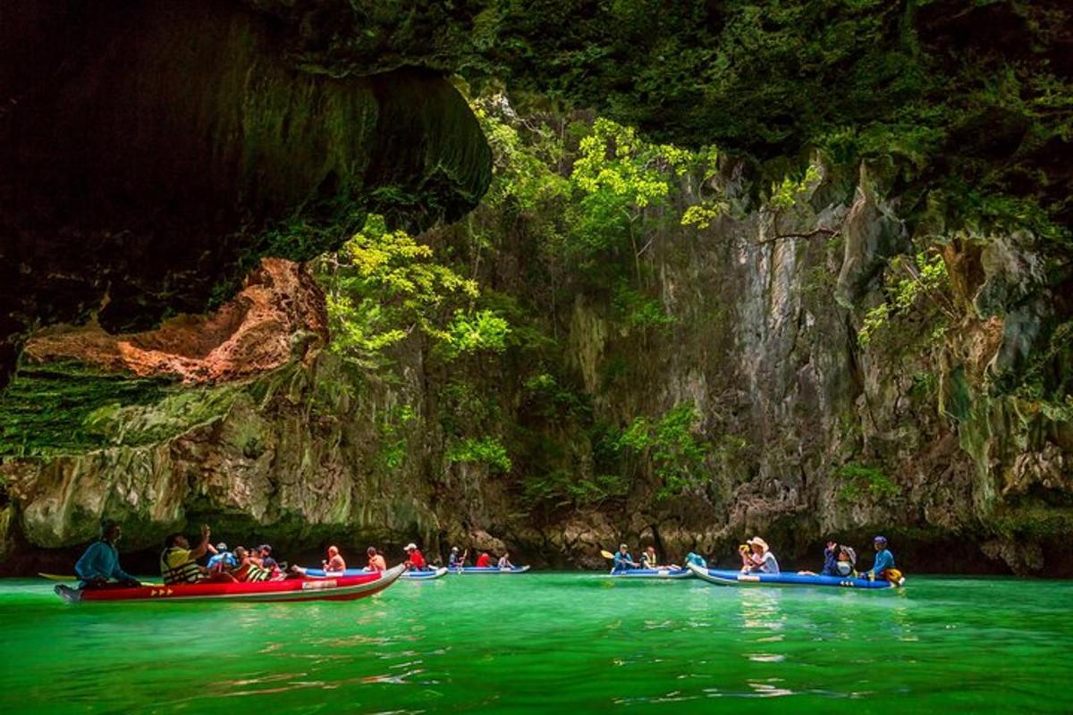 một nhóm người trên thuyền trong nước trong hang động