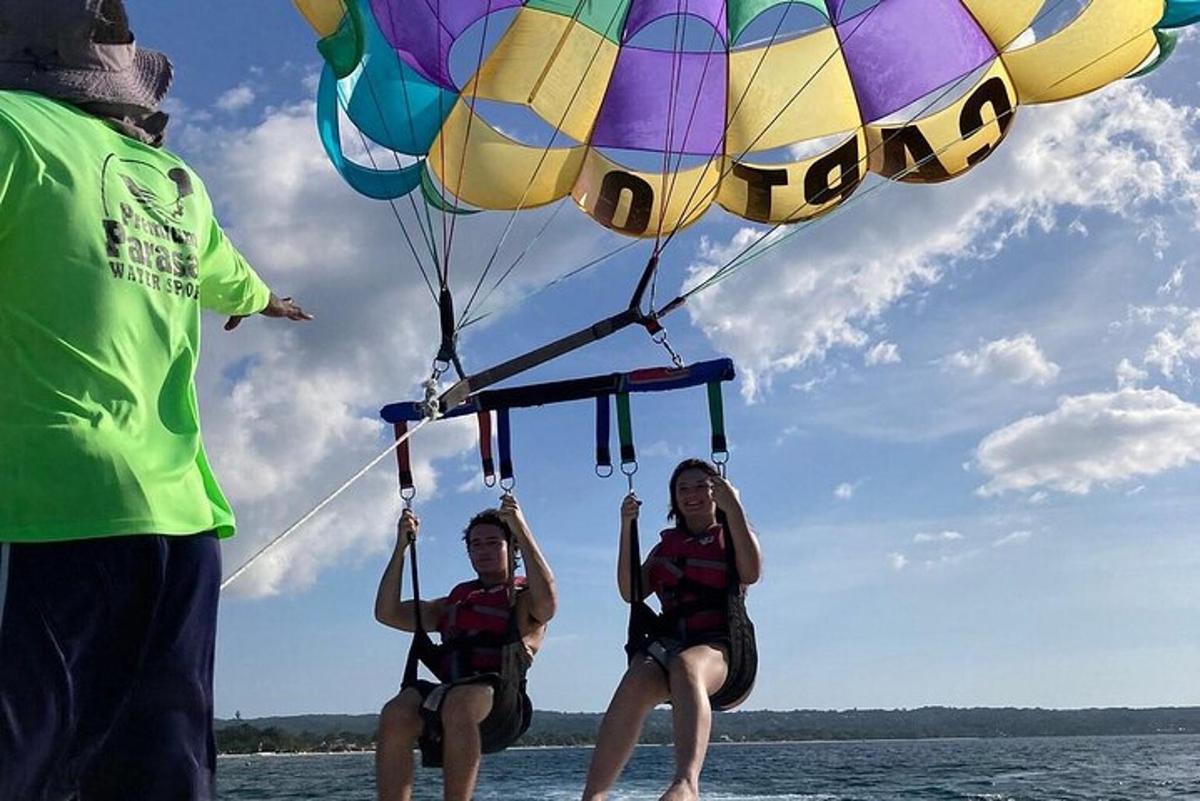 due ragazze si tengono a un paracadute in acqua
