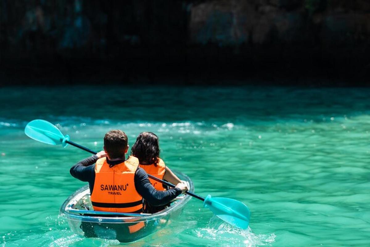 Un hombre y una mujer en un kayak en el agua