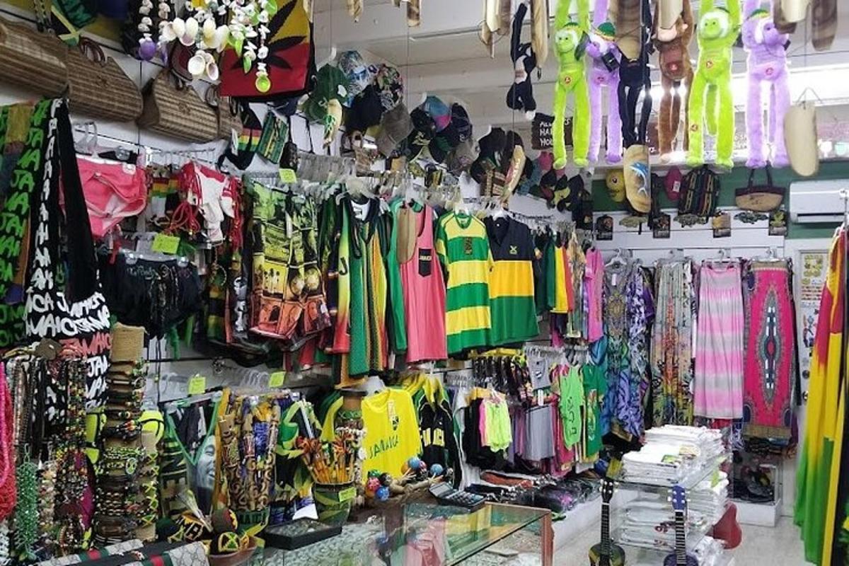ένα κατάστημα με μια στοίβα ρούχα στον τοίχο