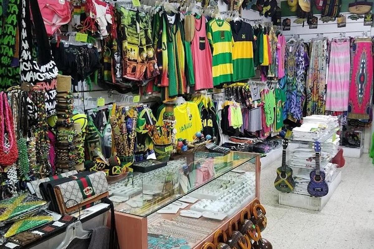 en butik fyldt med masser af forskellige typer tøj