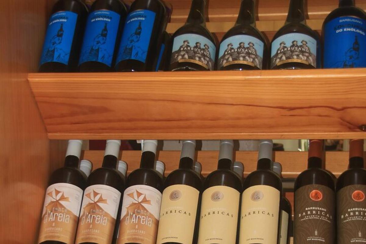 ένα σωρό μπουκάλια κρασιού σε ένα ράφι