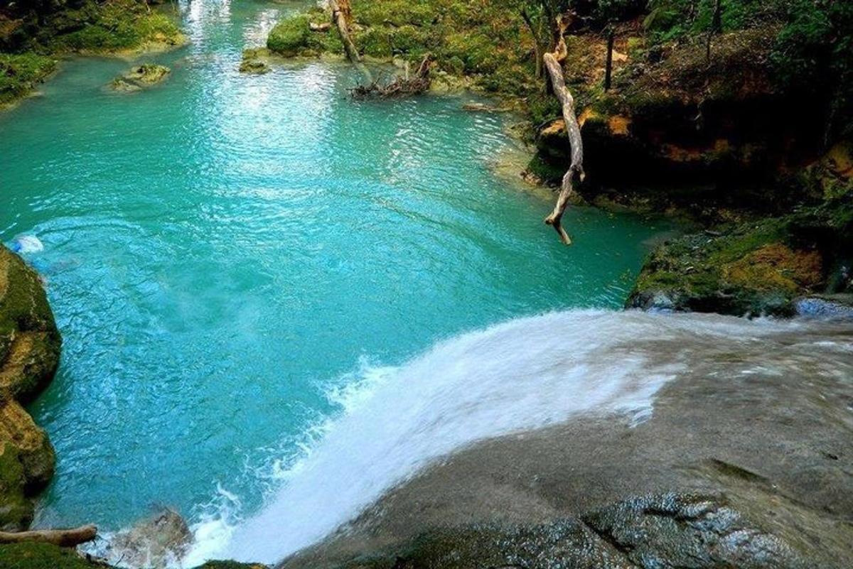 un bassal d'aigua blava en un riu