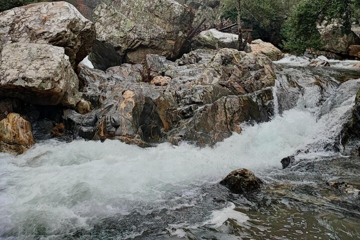 ένα ρεύμα νερού με πέτρες σε ένα ποτάμι