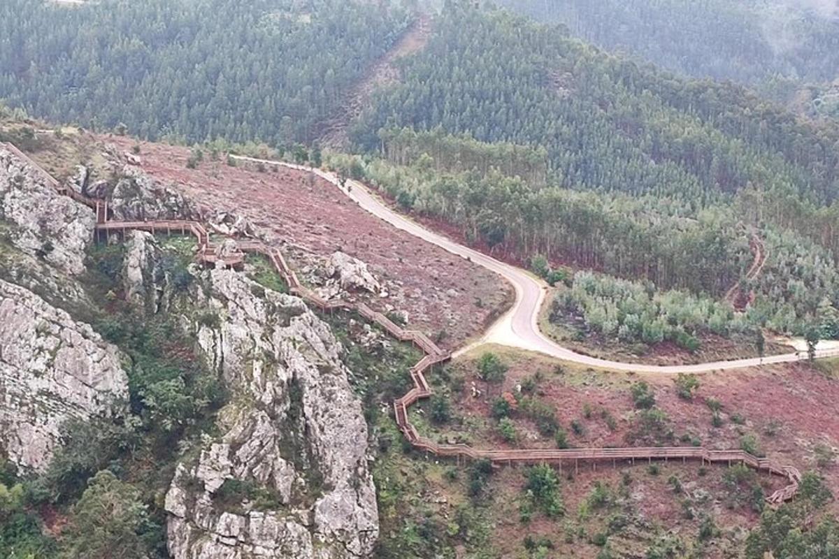 μια εναέρια άποψη ενός βουνού με έναν δρόμο πάνω του