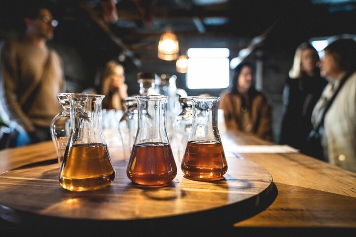 drie flessen honing op een houten bar