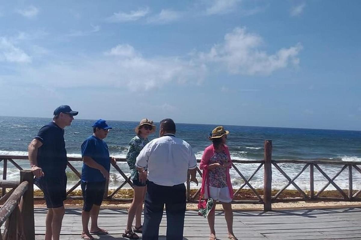 Μια ομάδα ανθρώπων που στέκονται σε μια προβλήτα κοιτάζοντας τον ωκεανό