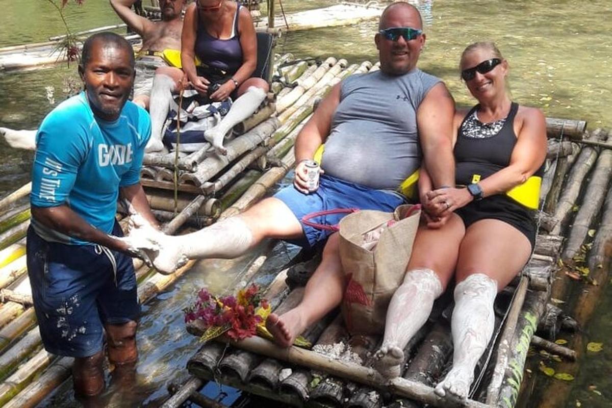 en gruppe mennesker som sitter på en flåte i vannet