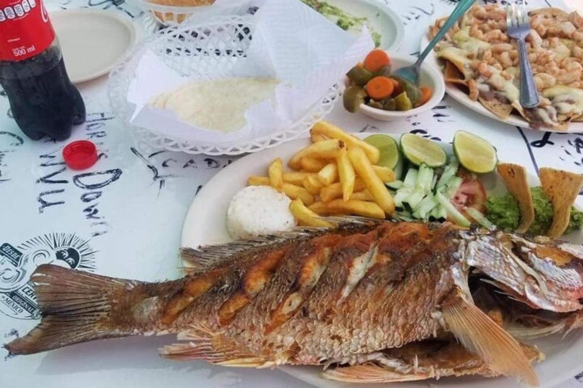 ένα πιάτο φαγητού με ψάρι και τηγανητές πατάτες