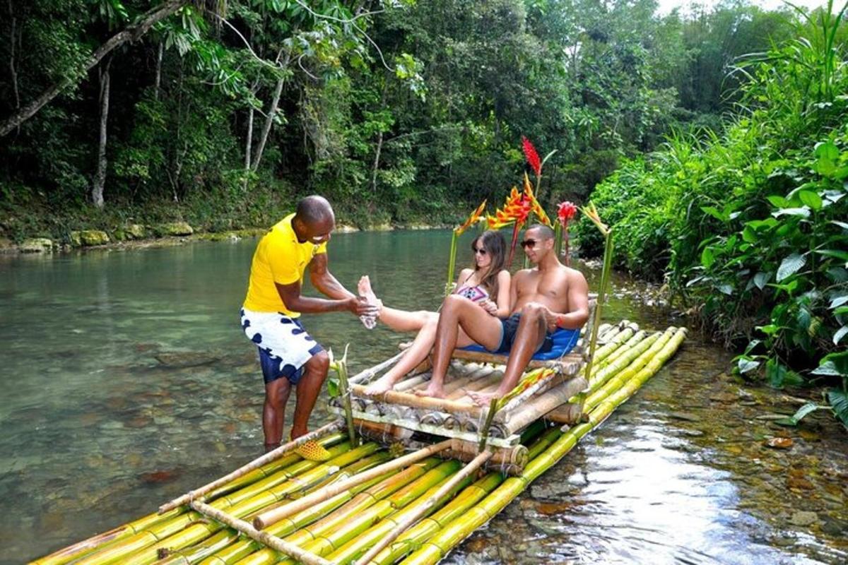 eine Gruppe von Menschen auf einem Bambusfloß auf einem Fluss