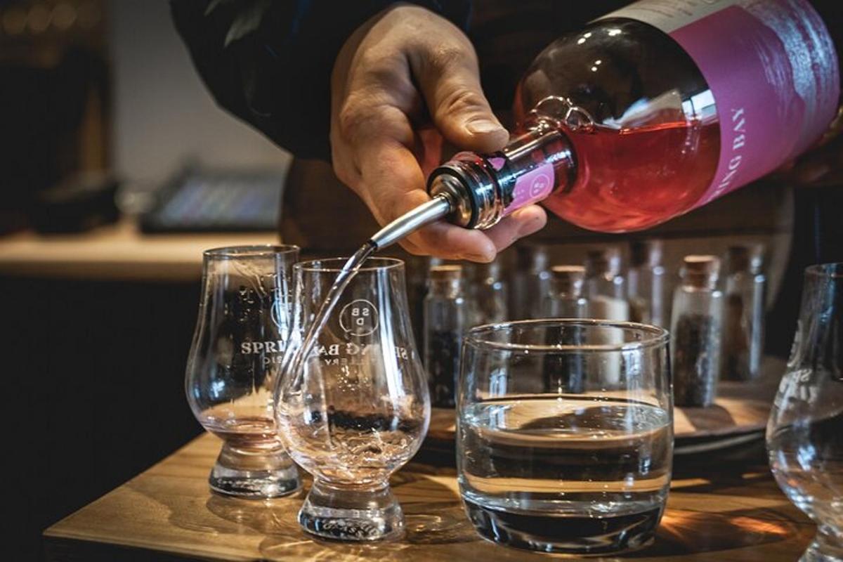 eine Person gießt Wein in Gläser auf einem Tisch