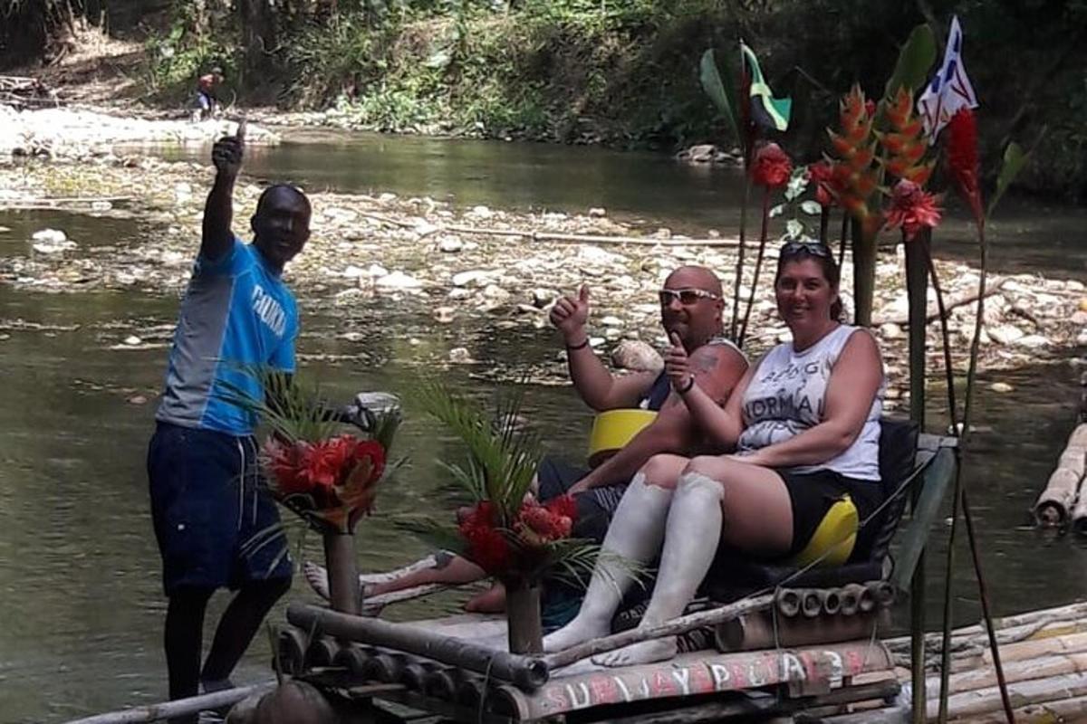 isang grupo ng mga tao na nakaupo sa isang balsa sa tubig