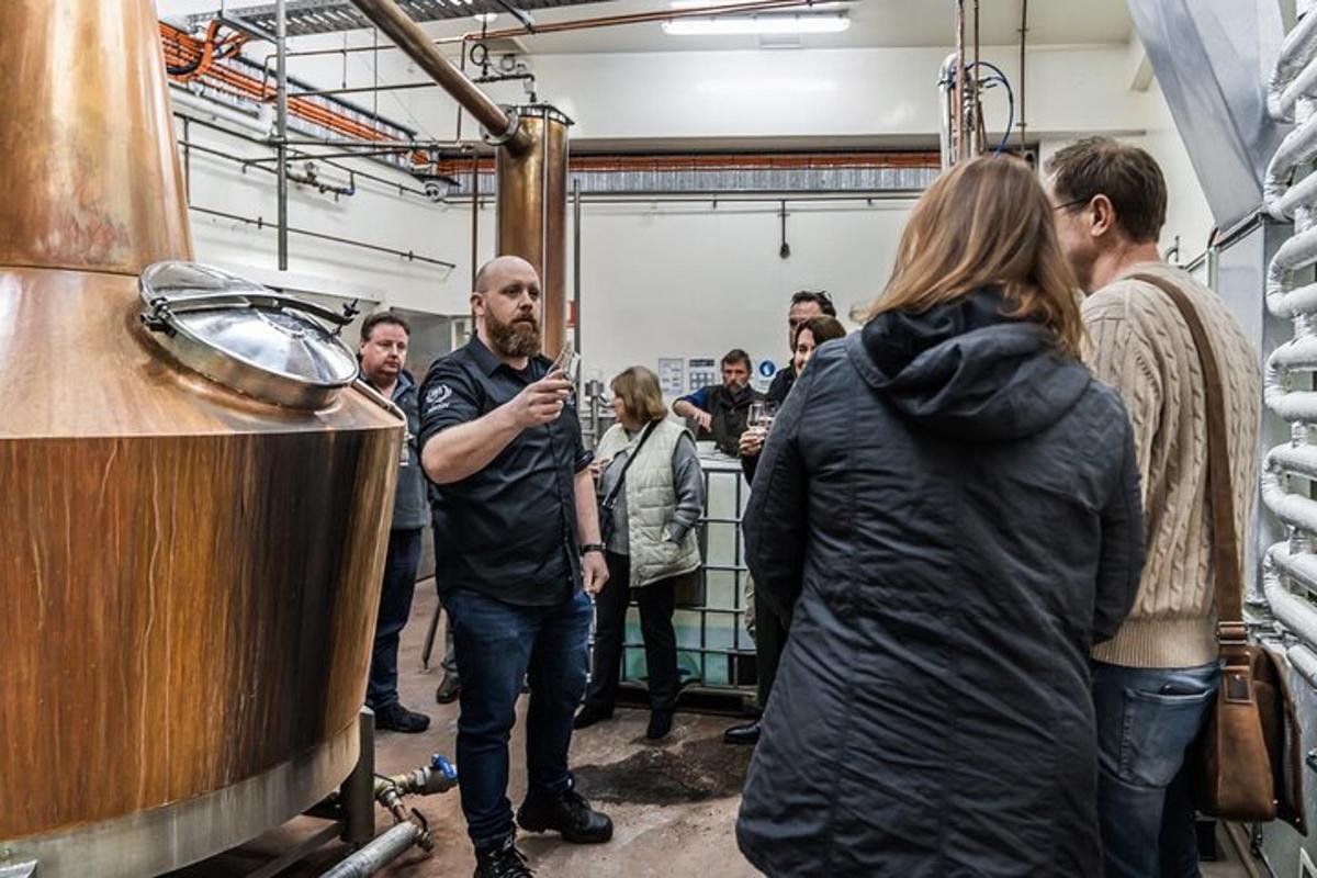 een groep mensen die rond een brouwerij staan