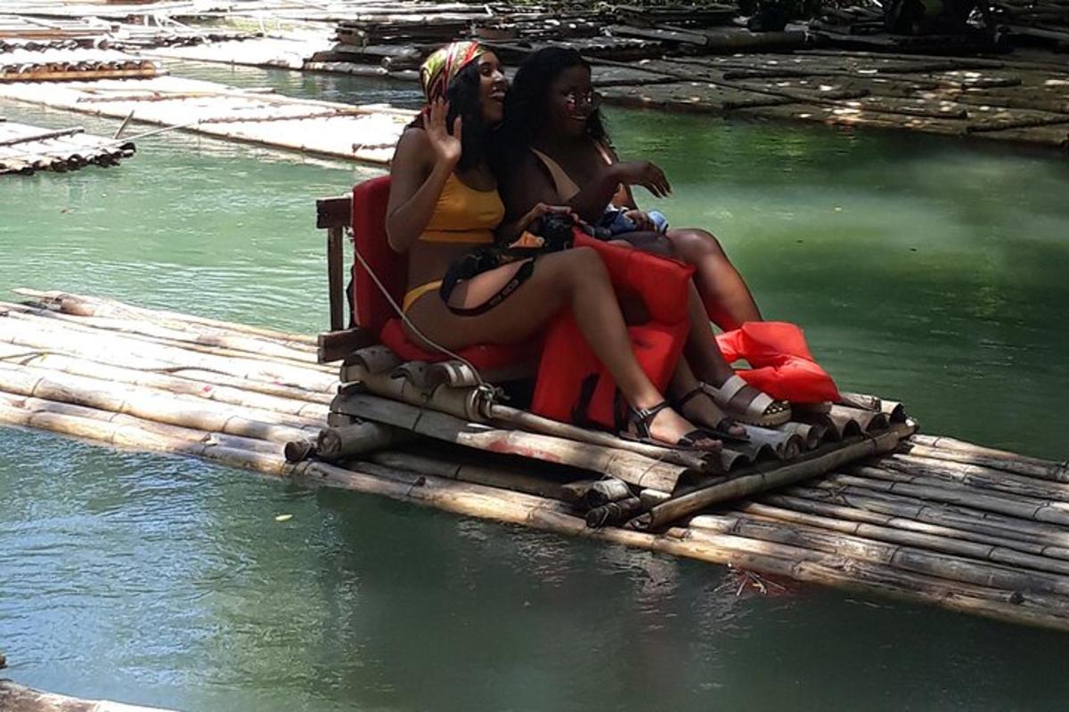 zwei Frauen sitzen auf einem Floß im Wasser