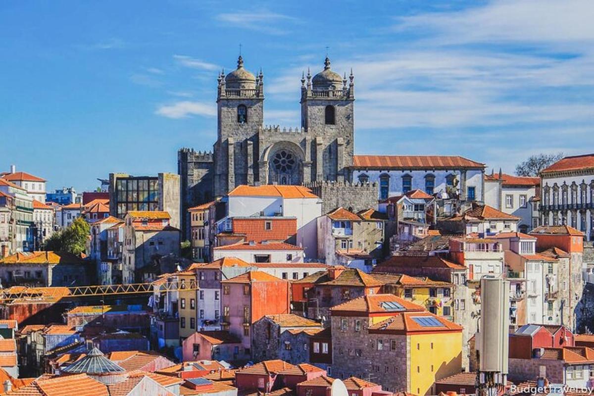 una vista di una città con edifici e una chiesa